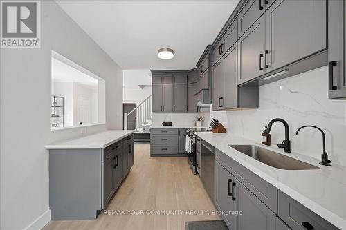 91 Downey Circle, Aurora, ON - Indoor Photo Showing Kitchen