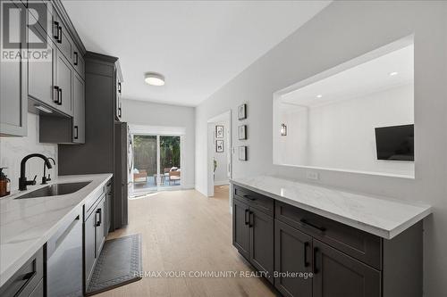 91 Downey Circle, Aurora, ON - Indoor Photo Showing Kitchen With Upgraded Kitchen