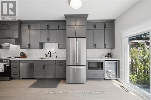91 Downey Circle, Aurora, ON - Indoor Photo Showing Kitchen With Upgraded Kitchen