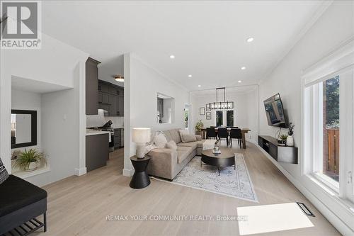 91 Downey Circle, Aurora, ON - Indoor Photo Showing Living Room