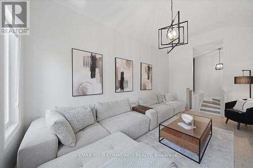 91 Downey Circle, Aurora, ON - Indoor Photo Showing Living Room
