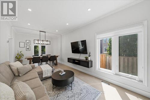 91 Downey Circle, Aurora, ON - Indoor Photo Showing Living Room
