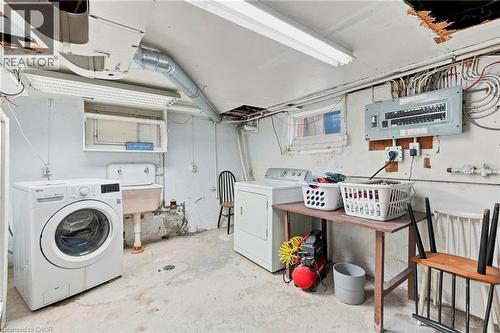 395 Avondale Street, Hamilton, ON - Indoor Photo Showing Laundry Room