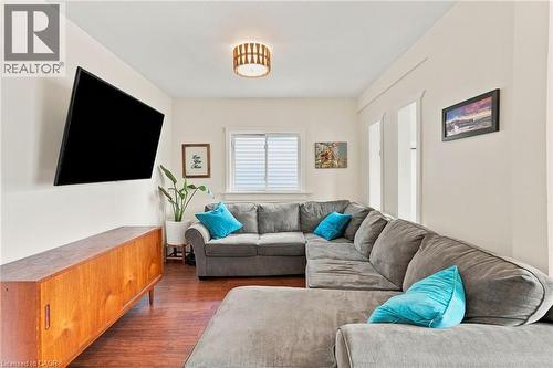 395 Avondale Street, Hamilton, ON - Indoor Photo Showing Living Room