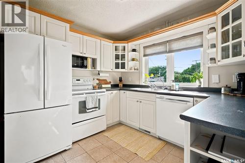 3606 Queen Street, Regina, SK - Indoor Photo Showing Kitchen