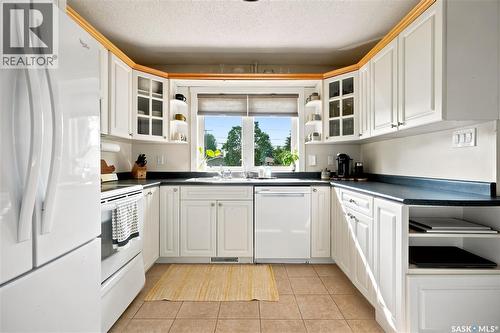 3606 Queen Street, Regina, SK - Indoor Photo Showing Kitchen