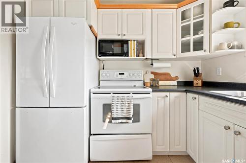 3606 Queen Street, Regina, SK - Indoor Photo Showing Kitchen
