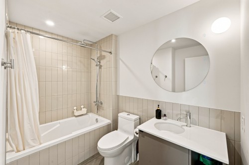 Bathroom - 718-2114 Rue Ste-Catherine E., Montréal (Ville-Marie), QC - Indoor Photo Showing Bathroom