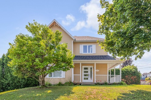 2072 Rue des Prêles  Québec (La Haute-Saint-Charles), QC G3E 2B9