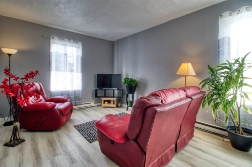 Salon - 26 Rue Lake, Huntingdon, QC - Indoor Photo Showing Living Room