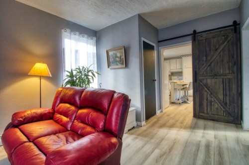 Salon - 26 Rue Lake, Huntingdon, QC - Indoor