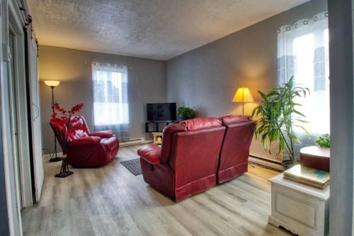 Salon - 26 Rue Lake, Huntingdon, QC - Indoor Photo Showing Living Room