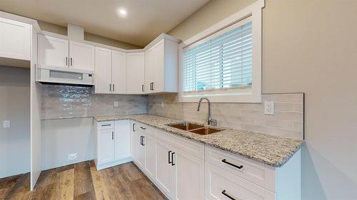 1404 17Th Street, Cranbrook, BC - Indoor Photo Showing Kitchen With Double Sink