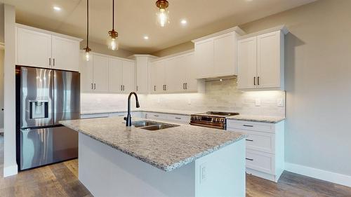 1404 17Th Street, Cranbrook, BC - Indoor Photo Showing Kitchen With Double Sink With Upgraded Kitchen