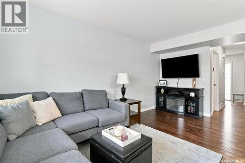 203 2007 Pohorecky Crescent, Saskatoon, SK - Indoor Photo Showing Living Room