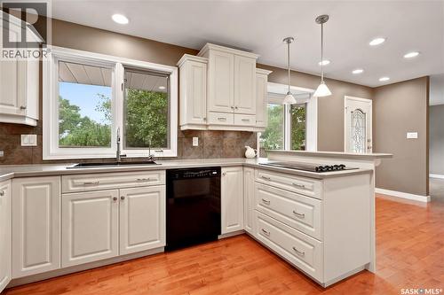 19 Thomson Avenue, Regina, SK - Indoor Photo Showing Kitchen With Upgraded Kitchen
