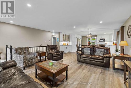 385 Kents Bay Road, Otonabee-South Monaghan, ON - Indoor Photo Showing Living Room