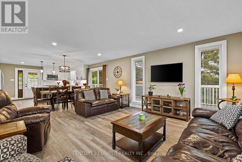 385 Kents Bay Road, Otonabee-South Monaghan, ON - Indoor Photo Showing Living Room