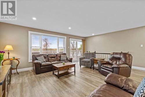 385 Kents Bay Road, Otonabee-South Monaghan, ON - Indoor Photo Showing Living Room