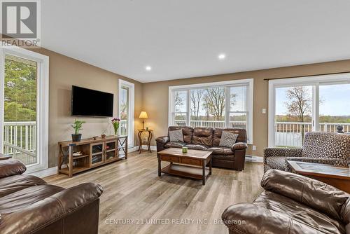385 Kents Bay Road, Otonabee-South Monaghan, ON - Indoor Photo Showing Living Room