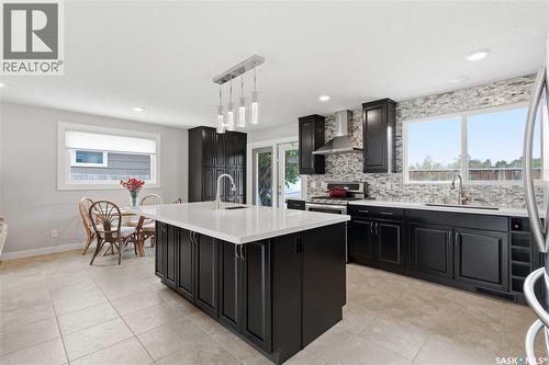 122 Assiniboine Drive, Saskatoon, SK - Indoor Photo Showing Kitchen With Upgraded Kitchen