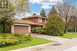2 DURHAM CRESCENT  Brampton, ON L6T 2X6