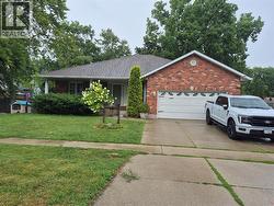 590 MONTCALM AVENUE Sarnia, ON N7S 2R3