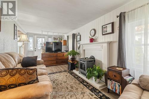 524 Poplar Place, Centre Wellington, ON - Indoor Photo Showing Living Room