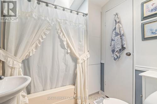 524 Poplar Place, Centre Wellington, ON - Indoor Photo Showing Bathroom