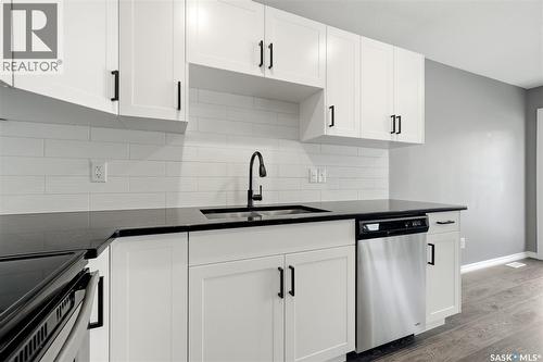 351 4000 Sandhill Crescent, Regina, SK - Indoor Photo Showing Kitchen With Upgraded Kitchen