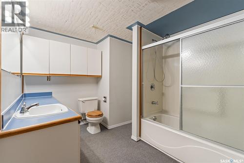 6142 7Th Avenue N, Regina, SK - Indoor Photo Showing Bathroom