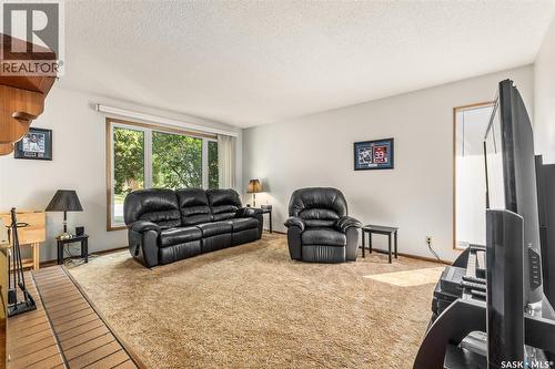 6142 7Th Avenue N, Regina, SK - Indoor Photo Showing Living Room