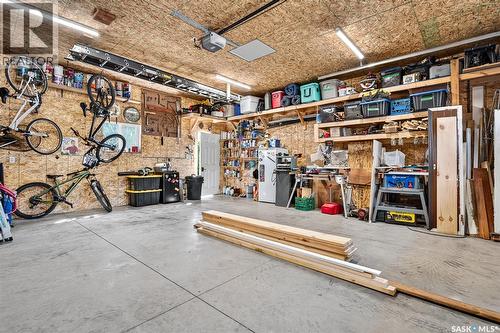1046 Clifton Avenue, Moose Jaw, SK - Indoor Photo Showing Garage
