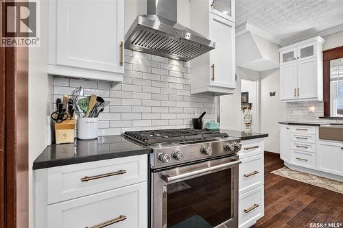 1046 Clifton Avenue, Moose Jaw, SK - Indoor Photo Showing Kitchen With Upgraded Kitchen