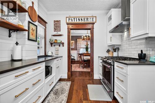 1046 Clifton Avenue, Moose Jaw, SK - Indoor Photo Showing Kitchen With Upgraded Kitchen