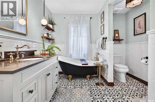 1046 Clifton Avenue, Moose Jaw, SK - Indoor Photo Showing Bathroom