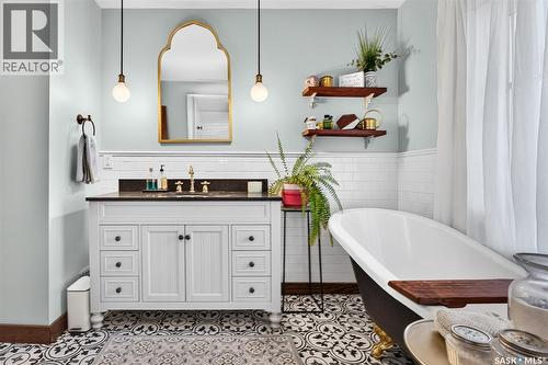 1046 Clifton Avenue, Moose Jaw, SK - Indoor Photo Showing Bathroom