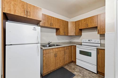301 Langside Street, Winnipeg, MB - Indoor Photo Showing Kitchen With Double Sink