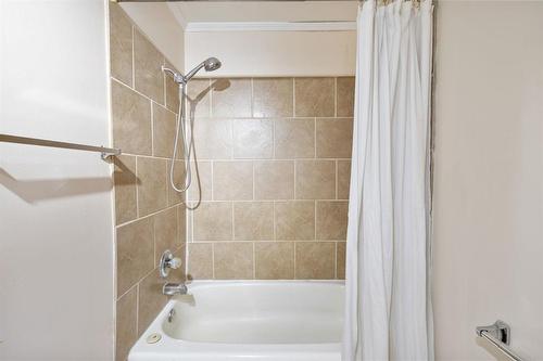 301 Langside Street, Winnipeg, MB - Indoor Photo Showing Bathroom