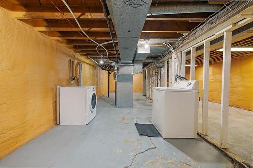 301 Langside Street, Winnipeg, MB - Indoor Photo Showing Laundry Room