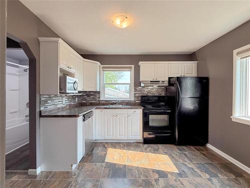 1829 Mcdonald Avenue, Brandon, MB - Indoor Photo Showing Kitchen