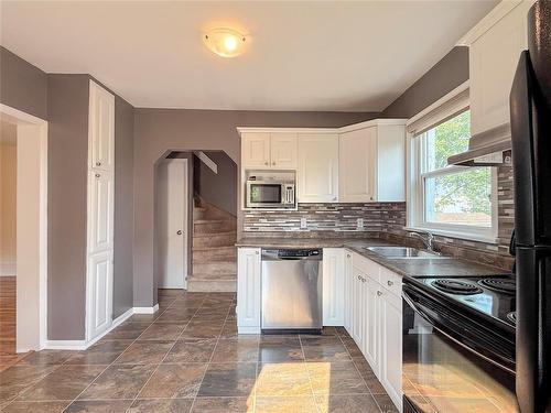 1829 Mcdonald Avenue, Brandon, MB - Indoor Photo Showing Kitchen With Double Sink