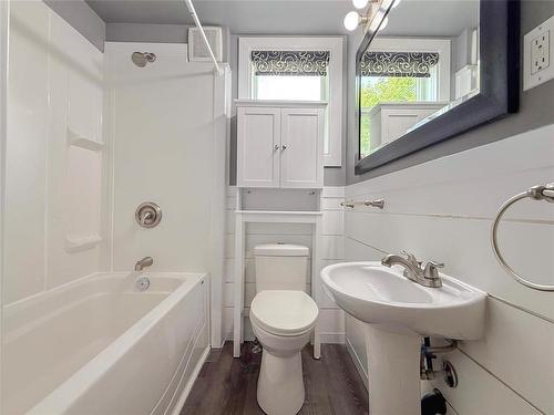 1829 Mcdonald Avenue, Brandon, MB - Indoor Photo Showing Bathroom