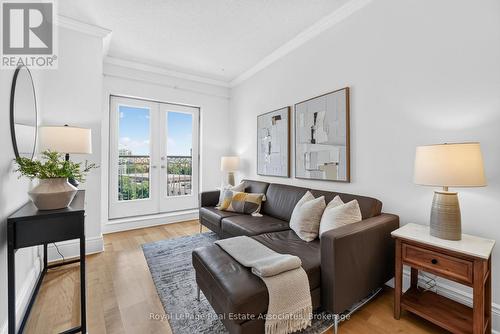 1006 - 115 Richmond Street E, Toronto, ON - Indoor Photo Showing Living Room