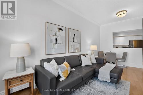 1006 - 115 Richmond Street E, Toronto, ON - Indoor Photo Showing Living Room