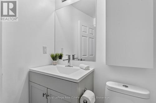 1006 - 115 Richmond Street E, Toronto, ON - Indoor Photo Showing Bathroom