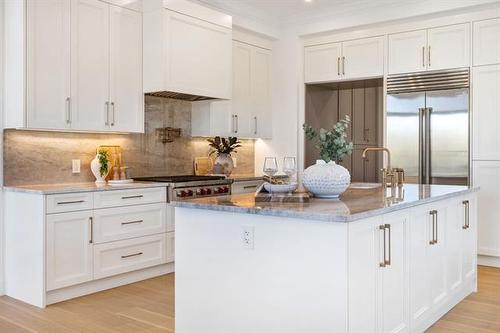 12 Ash Cove, Headingley, MB - Indoor Photo Showing Kitchen With Upgraded Kitchen