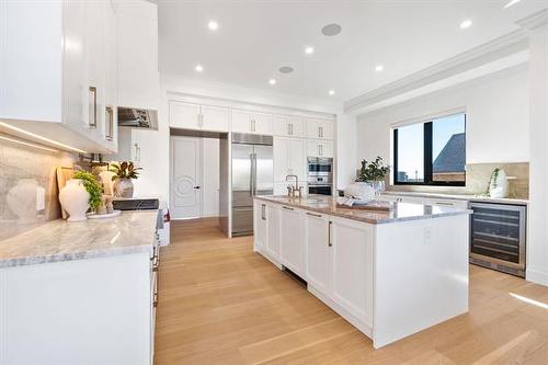 12 Ash Cove, Headingley, MB - Indoor Photo Showing Kitchen With Upgraded Kitchen