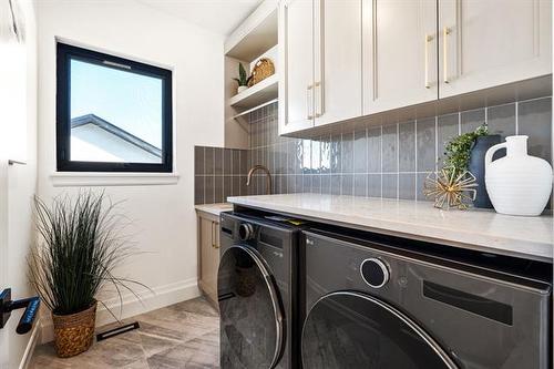 12 Ash Cove, Headingley, MB - Indoor Photo Showing Laundry Room