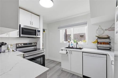 430 Lansdowne Ave, Winnipeg, MB - Indoor Photo Showing Kitchen